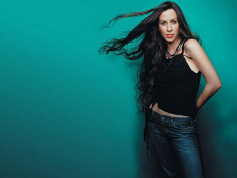 Alanis Morissette annuncia l’uscita della cover di “Happy Xmas”