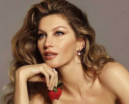 Gisele Bundchen si irradia in bikini durante l’eclissi lunare di lunedì